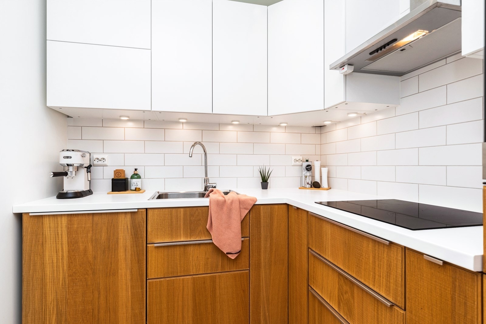 Kjøkken med integrerte hvitevarer som medfølger handelen Galleribilde