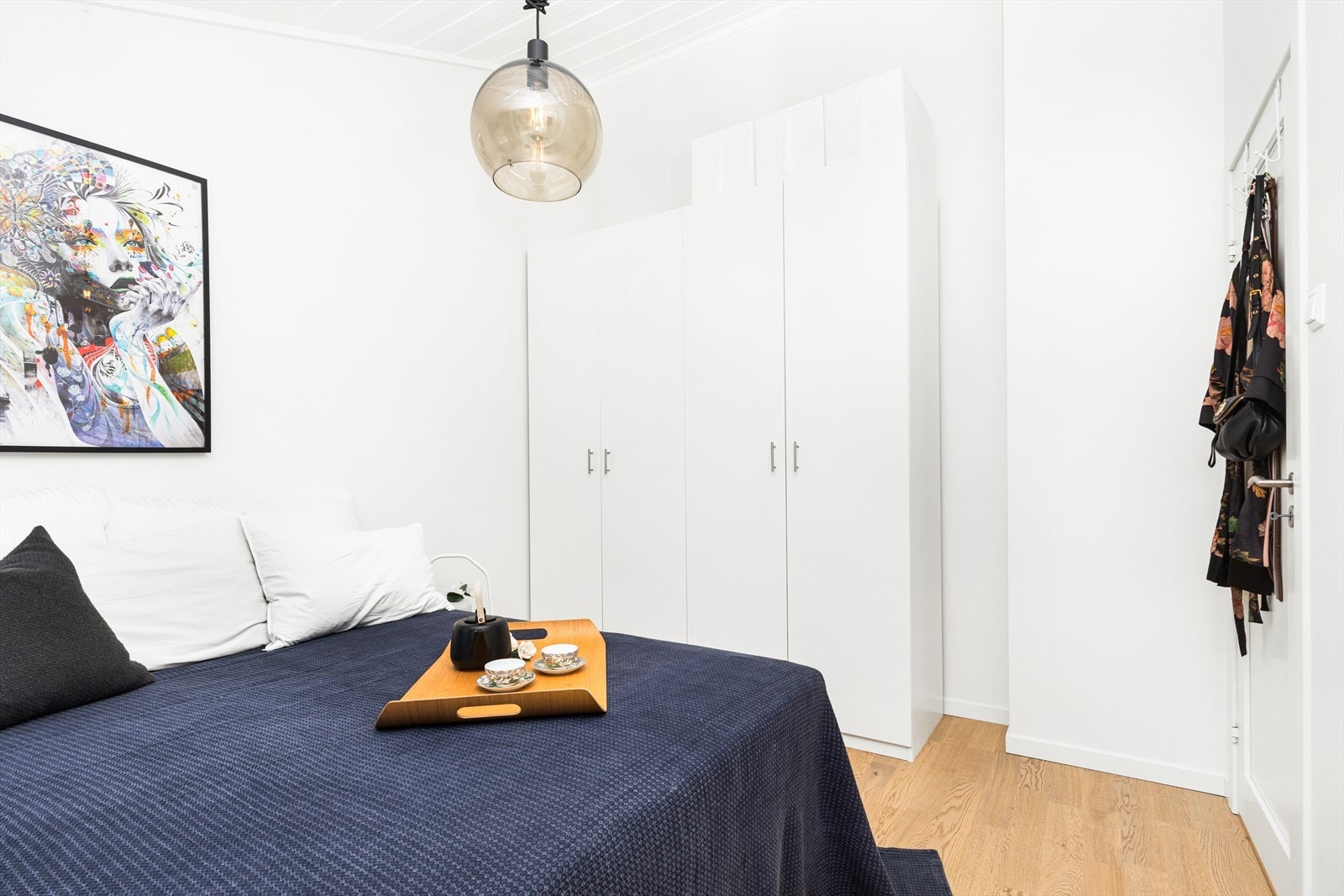 Soverommet har god plass til både stor seng og godt med skapplass. Tilgang til bod Galleribilde