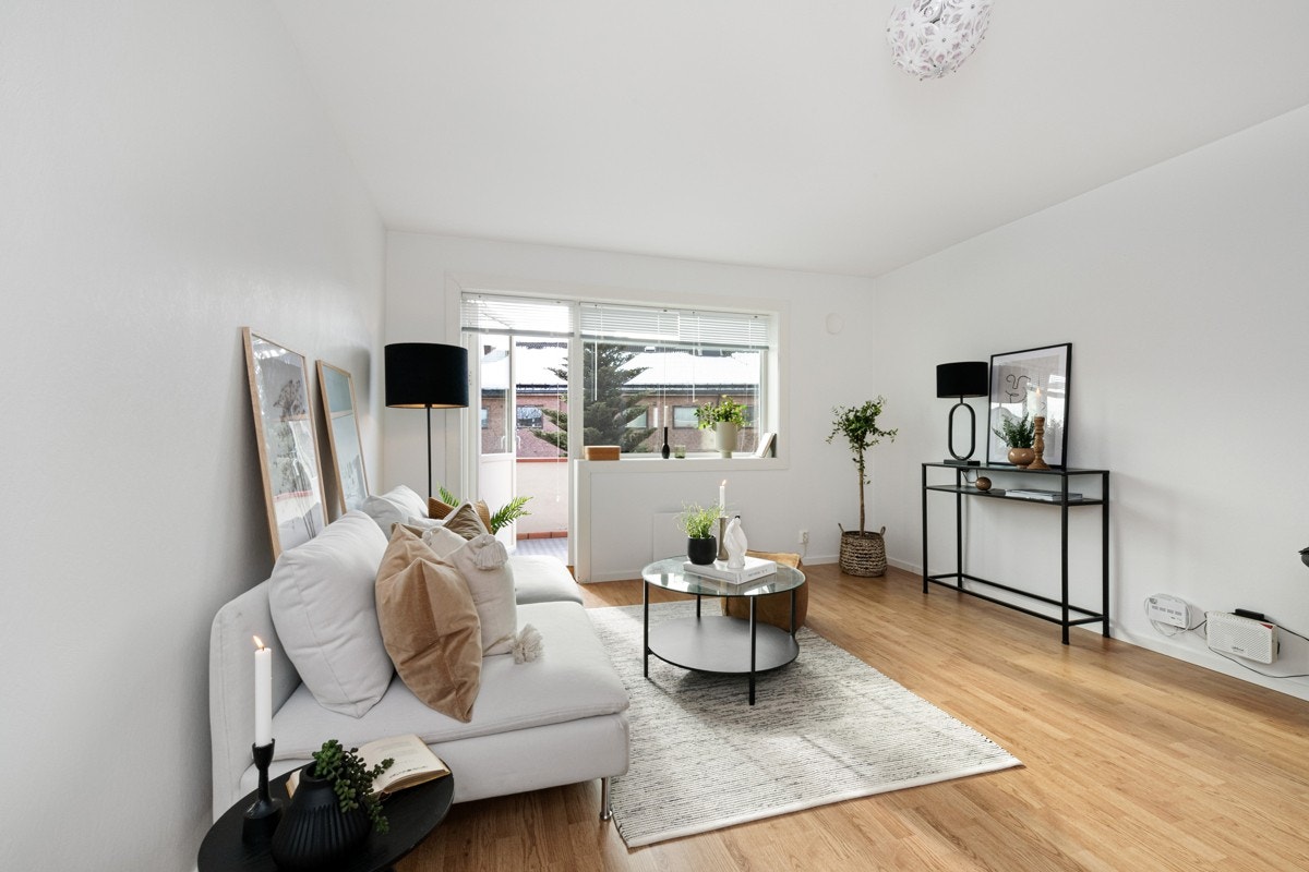 Stuen har dør til balkong og et bredt vindu som slipper godt med lys inn. Galleribilde