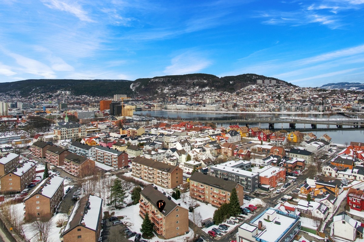Eiendommen ligger sentralt og attraktivt til på Strømsø i Drammen. Galleribilde