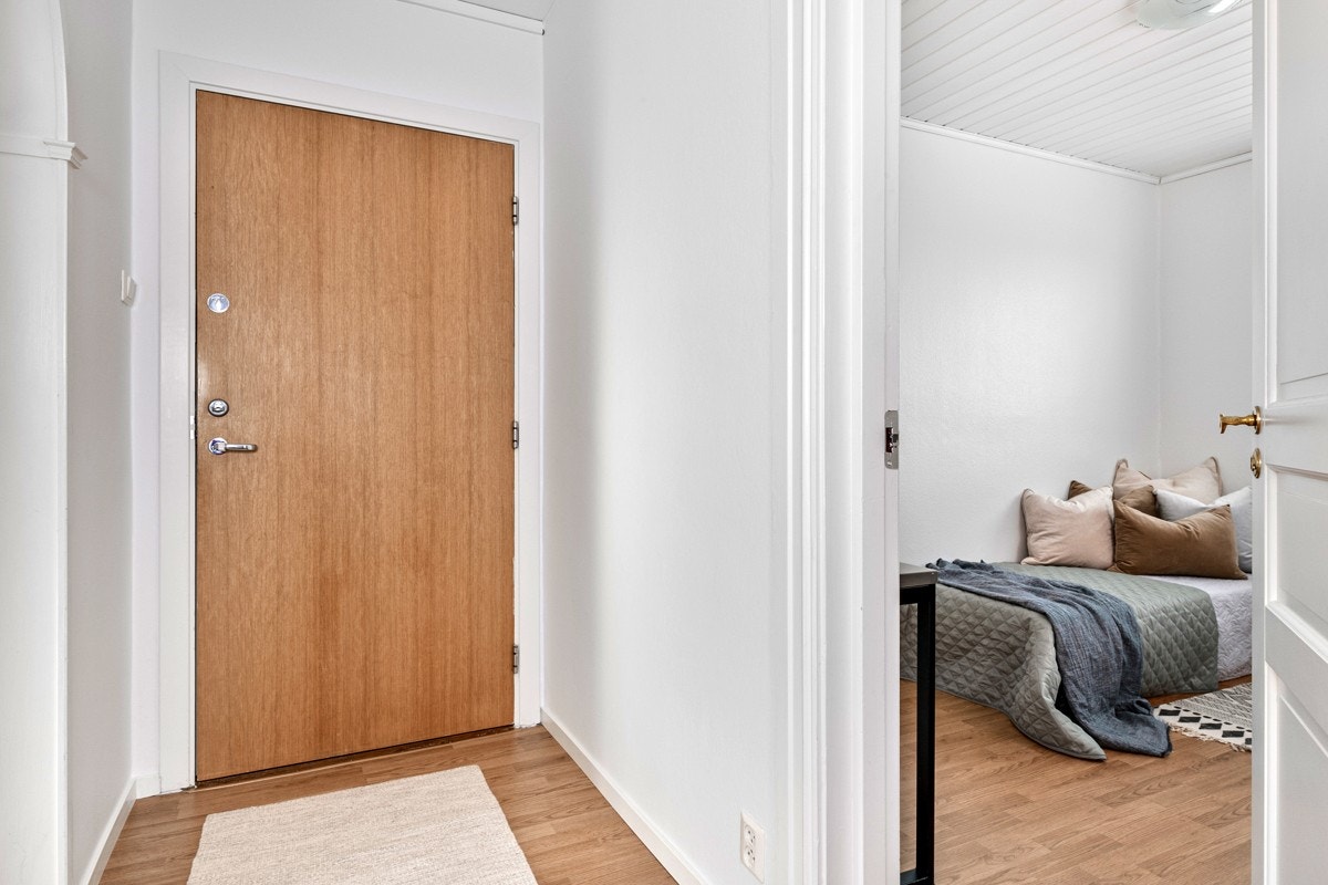 Rommet ligger sentralt med dør til alle oppholdsrom og er nylig blitt pusset opp med laminat på gulv og malte vegger, noe som også gjelder for de øvrige oppholdsrommene. Galleribilde