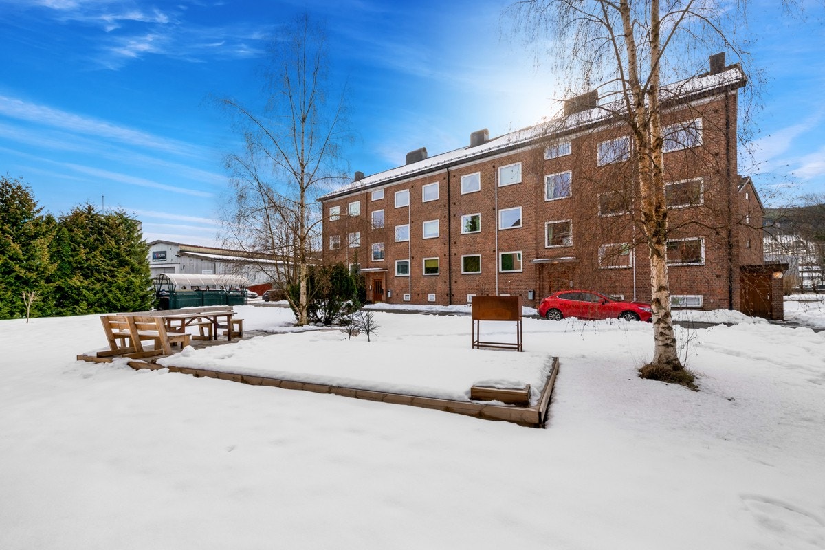 Neumanns gate 14 A er en gjennomgående 3-roms andelsleilighet med gangavstand til byens fasiliteter. Leiligheten ligger i enden av byggets toppetasje. Galleribilde