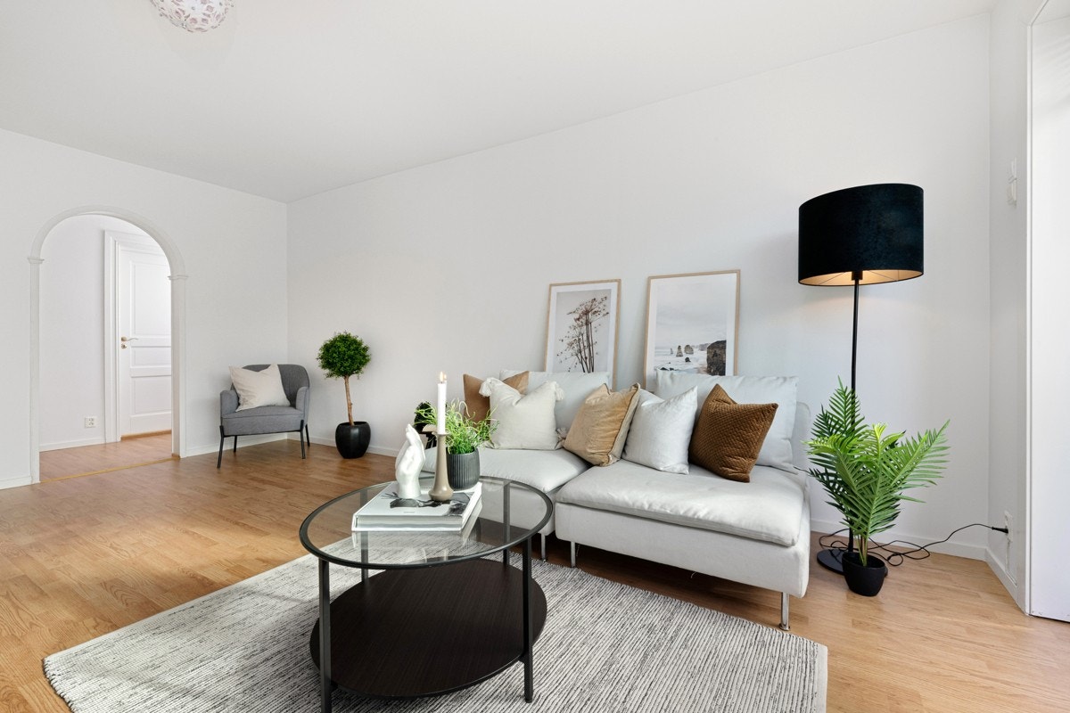 Stuen er lys og luftig. Galleribilde