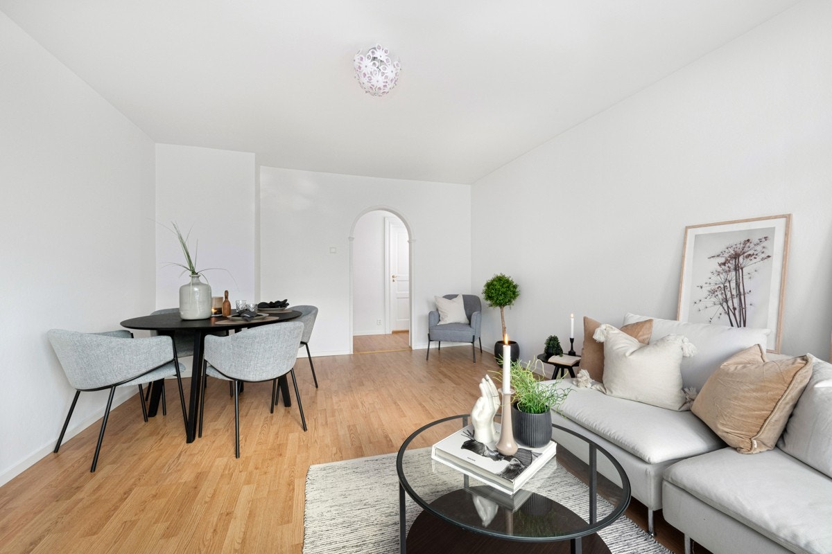 Stuen har god plass til både sofa- og spisebordsmøblement. Galleribilde
