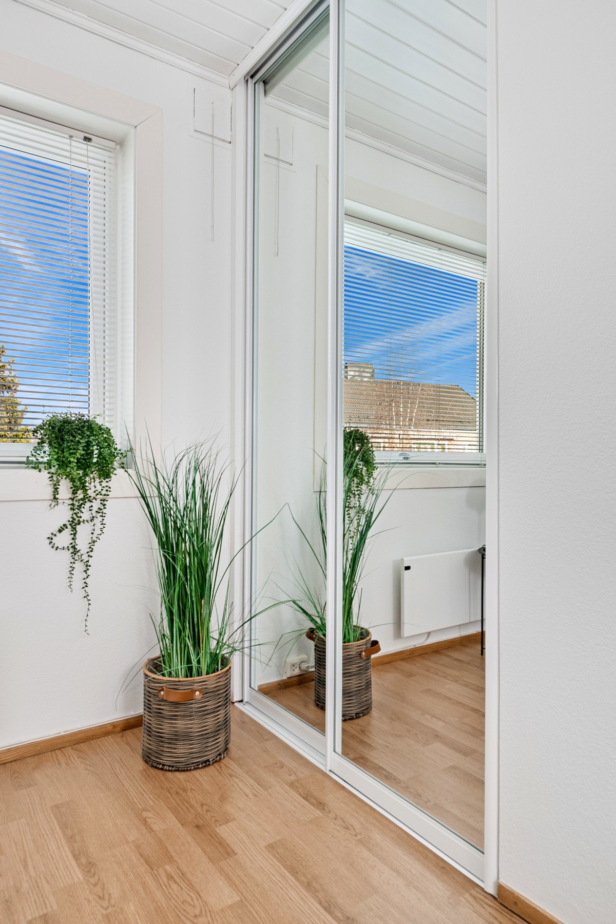 Det er skyvedørsgarderobe med speilfronter fra 2015 på det ene soverommet. Galleribilde