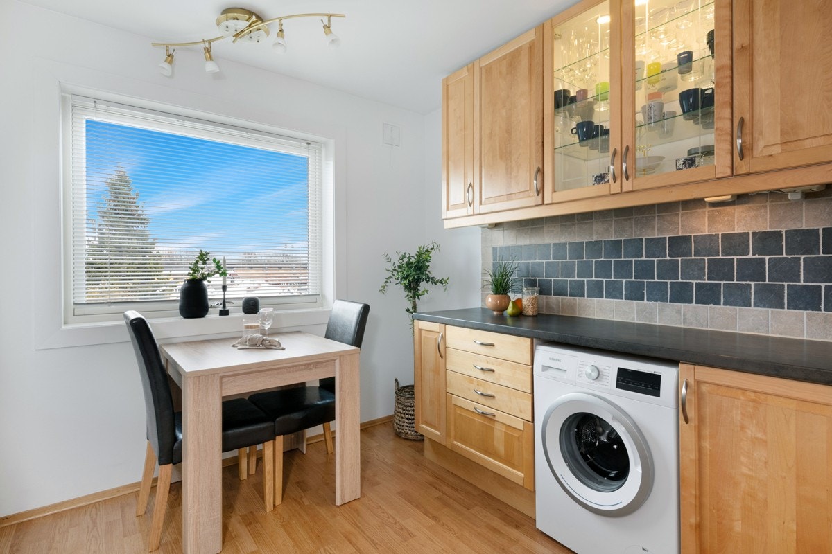 Kjøkkeninnredningen var ny i 2015 og er i klassisk stil med profilerte, heltre fronter, kombinert med enkelte glasskap med innebygd belysning. Galleribilde