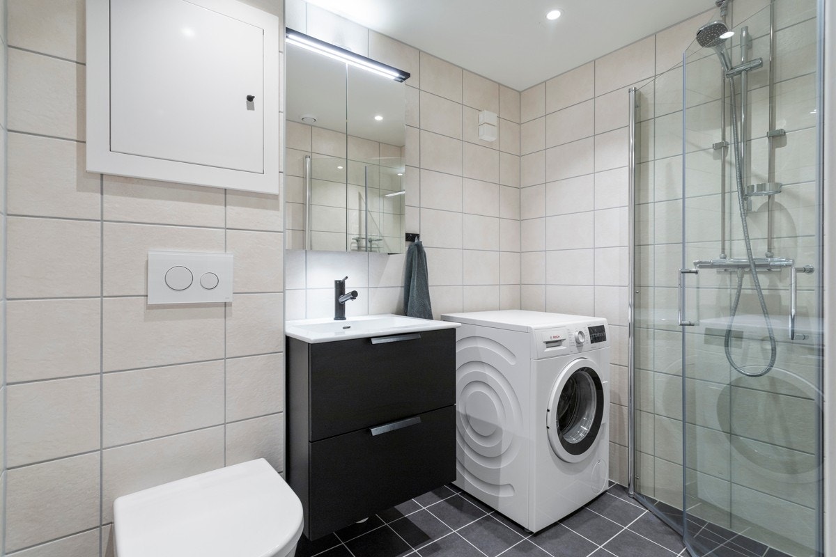Et nydelig flislagt bad av god størrelse. Downlights i himling. Badet er renovert i regi av borettslaget og sto ferdi i november 2020. Galleribilde