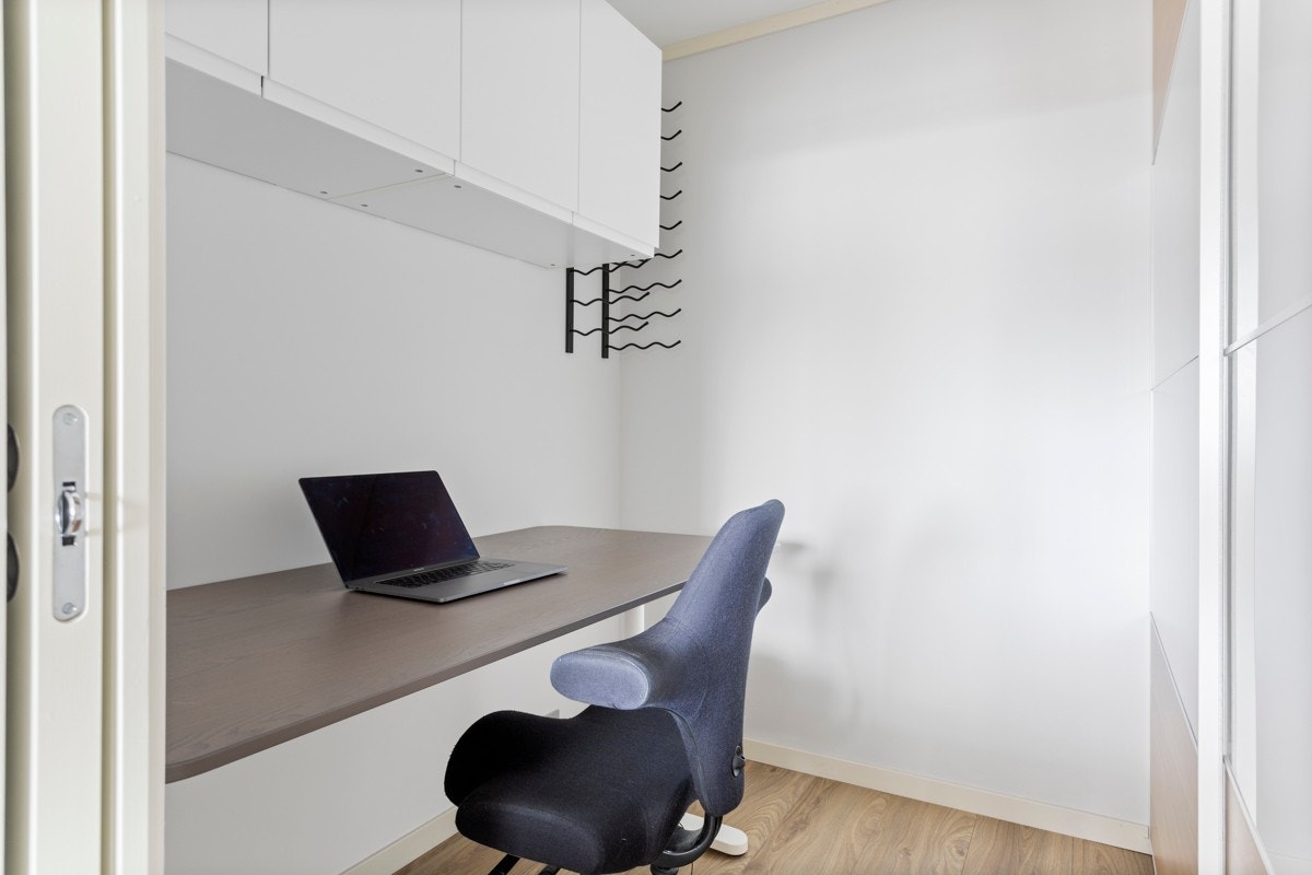 Praktisk ekstra rom som benyttes som kontor/garderobe. Rommet er utstyrt med stor skyvedørsgarderobe. Galleribilde