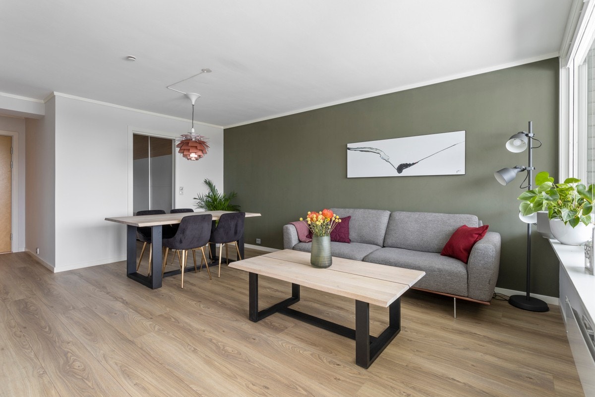 Romslig fin stue på 20 m2 med god plass til sofa og spisebord. Galleribilde