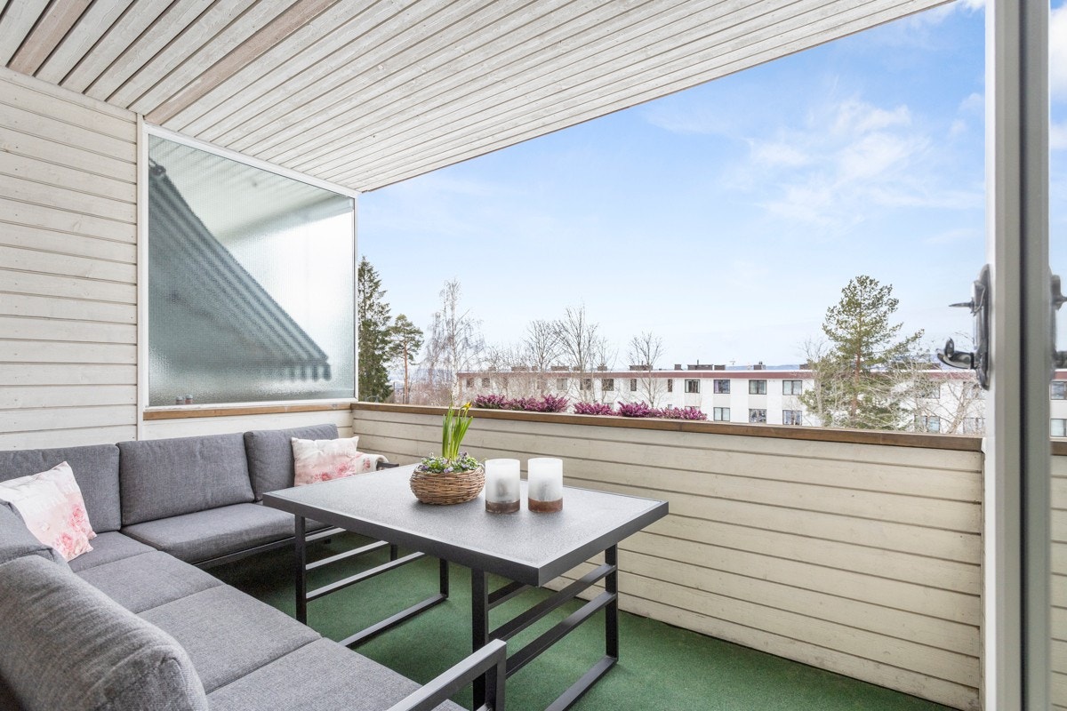 Deilig vestvendt balkong med gode solforhold på ettermiddag/kveld. Galleribilde