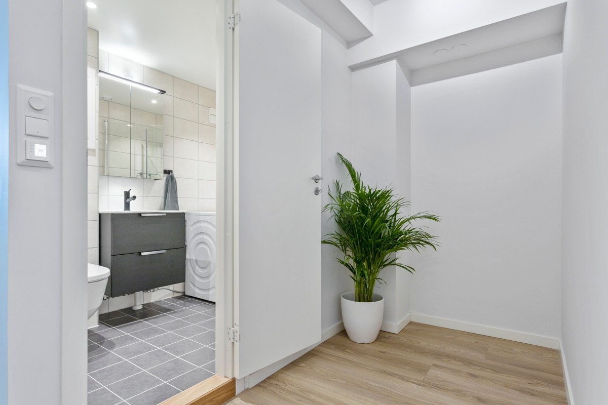 Entré med fin plass til yttertøy og sko. Muligheter for garderobeskap. Adkomst til bad. Galleribilde