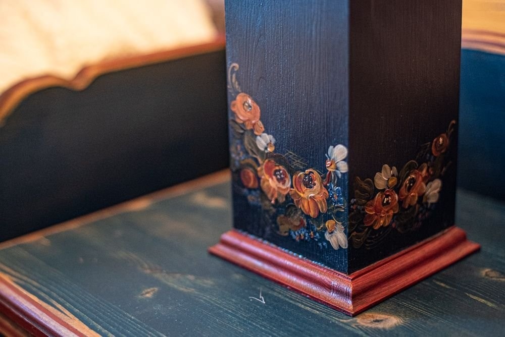 Hytta har mange fine detaljer og møbler. Galleribilde