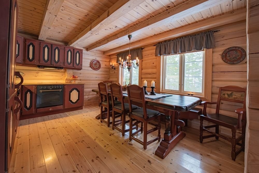 Koselig kjøkken med god plass rundt spisebordet. Galleribilde