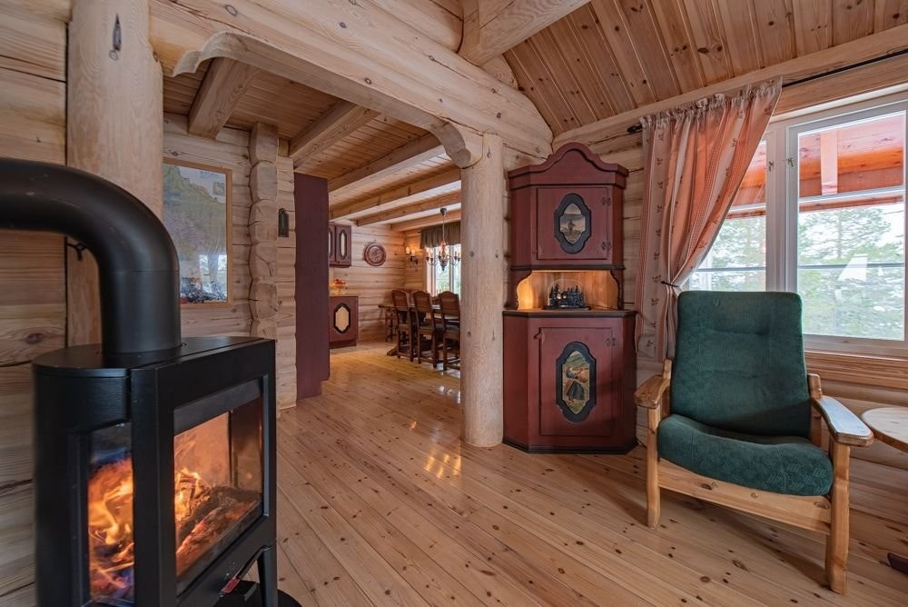 På veg inn til kjøkkenet. Alle møbler harmonerer og gir et helhetlig preg. Galleribilde