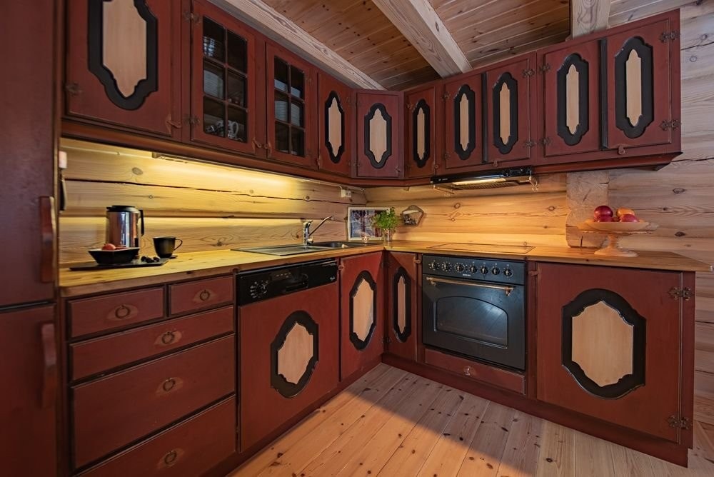 Kjøkken med innebygd kjøleskap/frys og oppvaskmaskin. Galleribilde