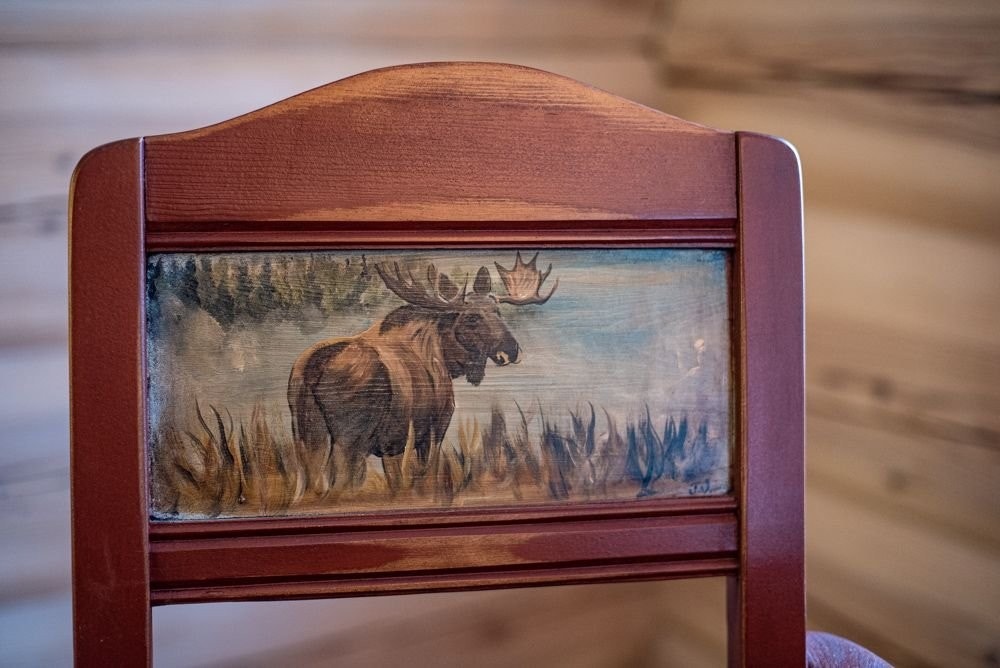 Håndmalte detaljer på møbler. Galleribilde