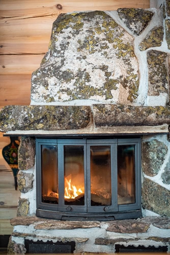 Peis med naturstein. Galleribilde