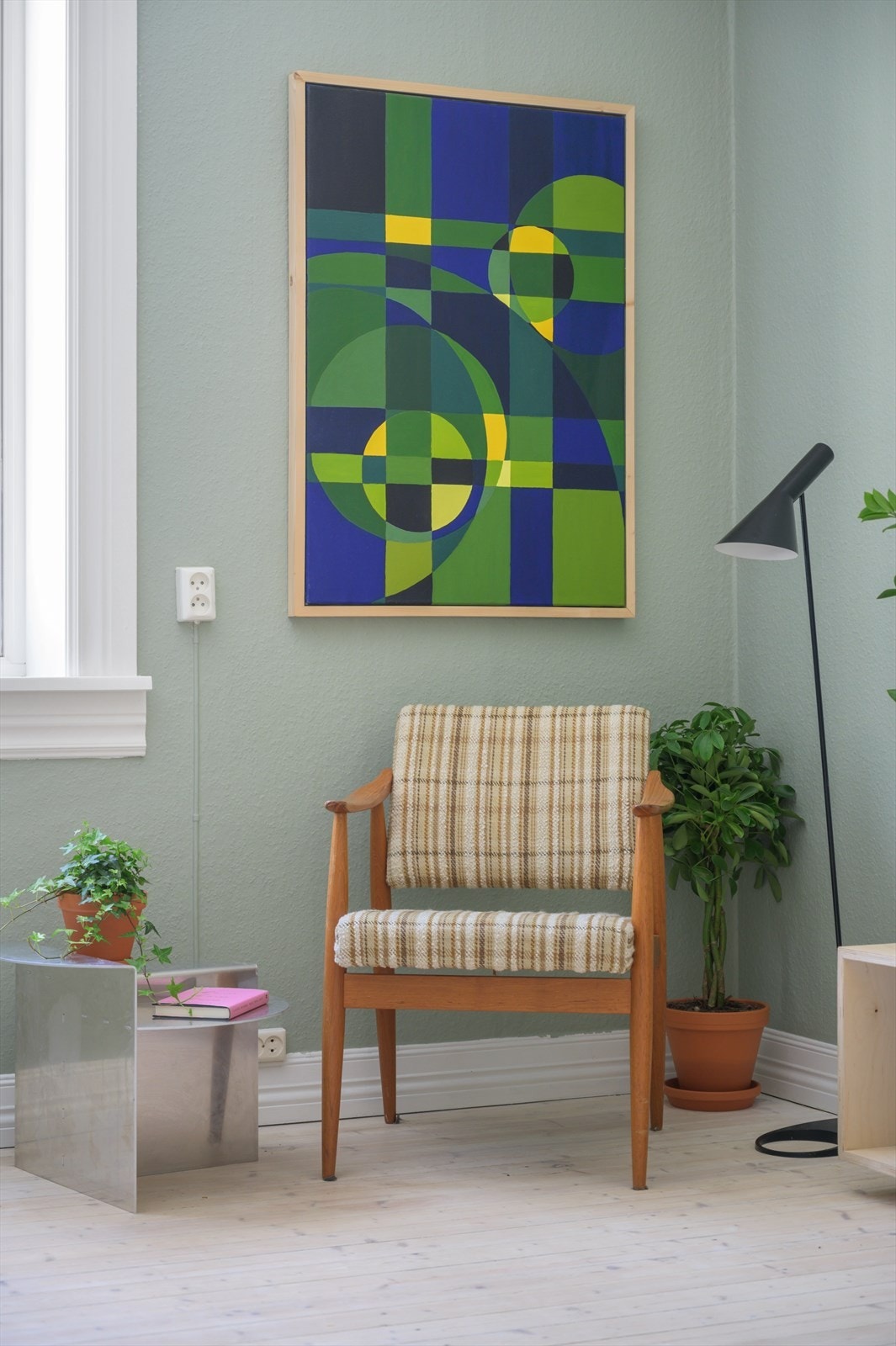 Noe av det første du vil legge merke til i stuen er det pene vinduet, som sammen med den gode takhøyden er med på å gi en god romfølelse. Galleribilde