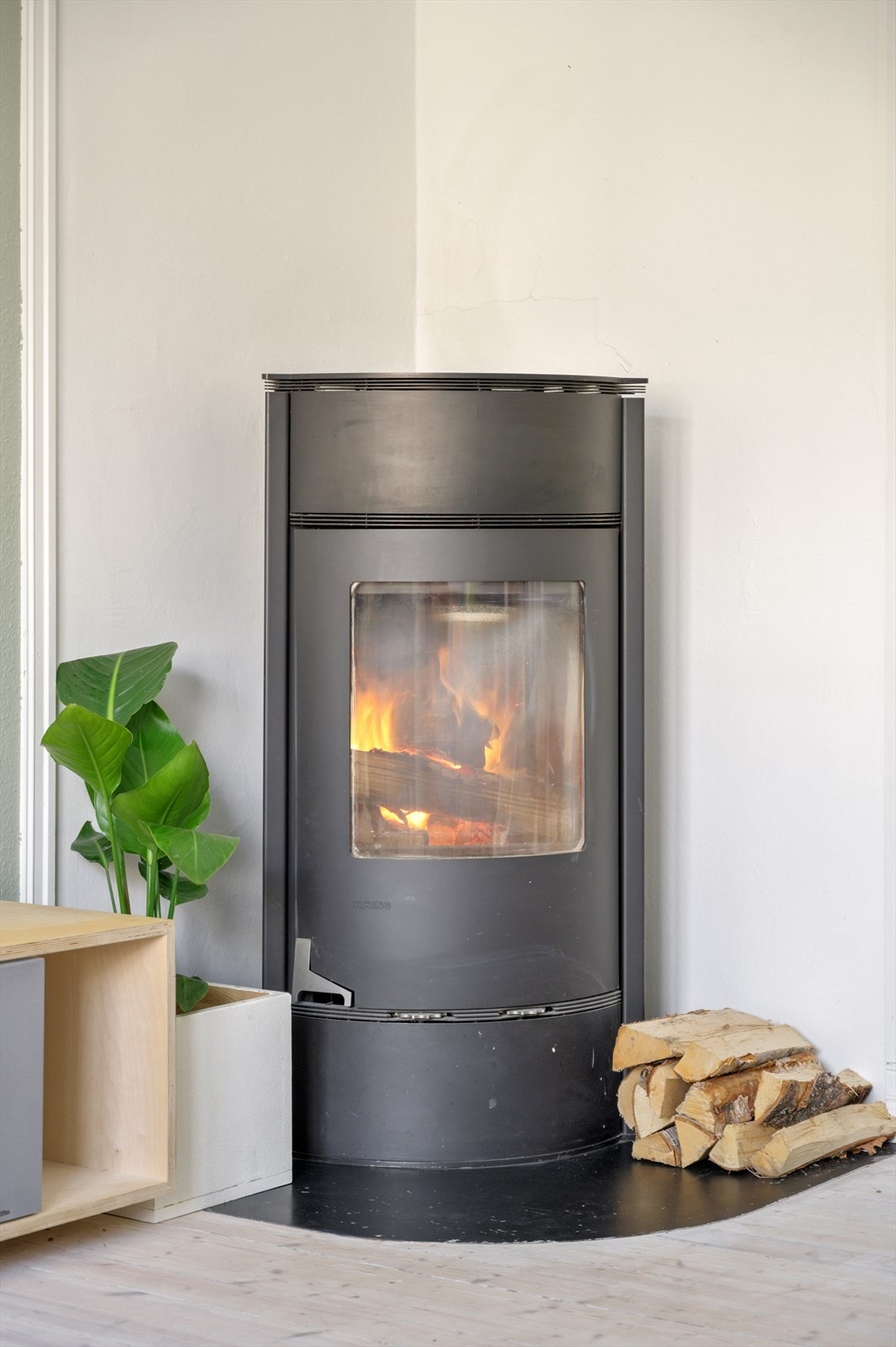 På de ekstra kalde vinterdagene, eller dager du ønsker en ekstra god stemning, vil du sette stor pris på peisovnen i stuen. Galleribilde