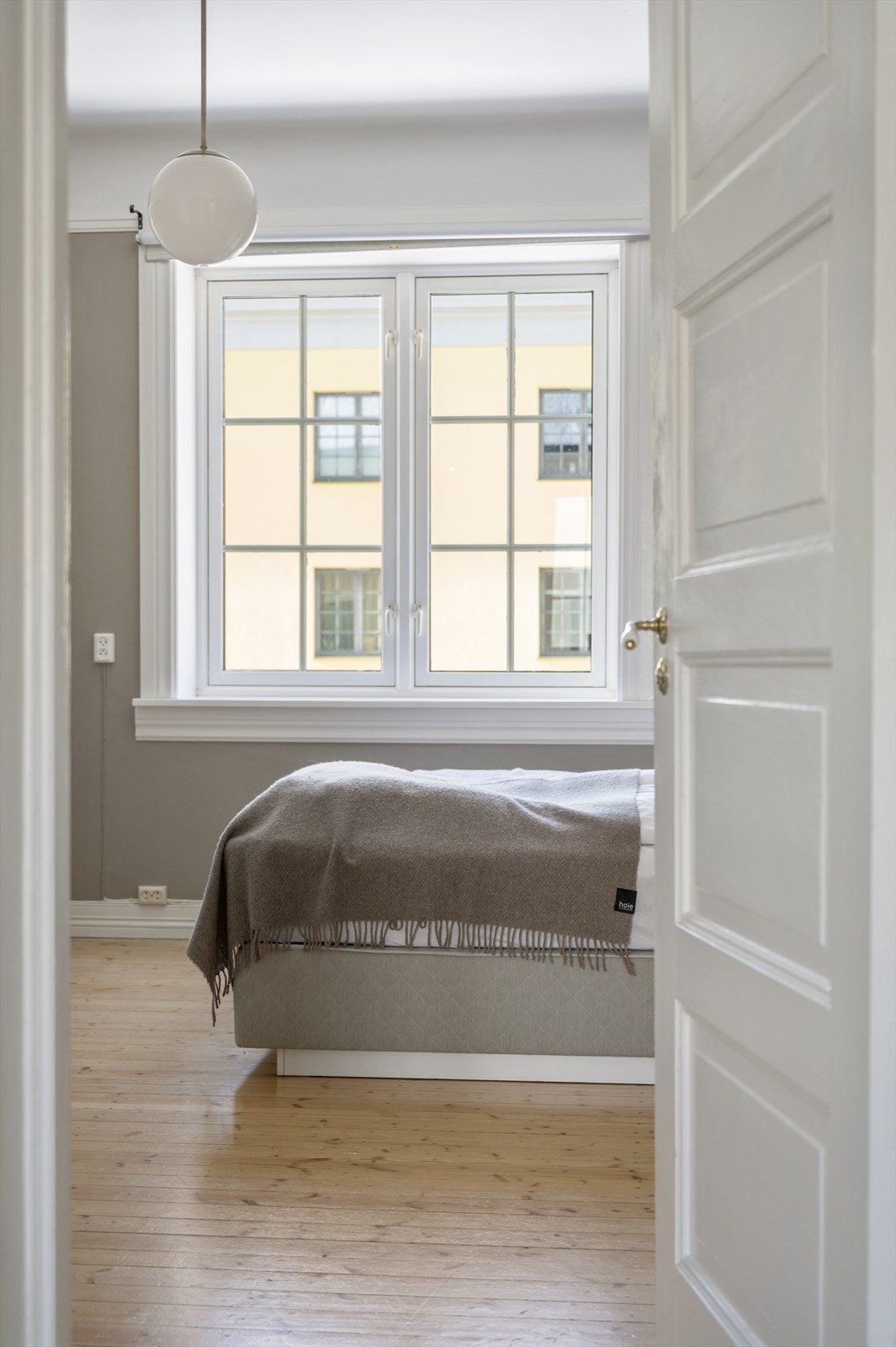 Når tiden har kommet for en god natts søvn, kan du trekke deg tilbake til det store soverommet med skyvedørsgarderobe. Galleribilde