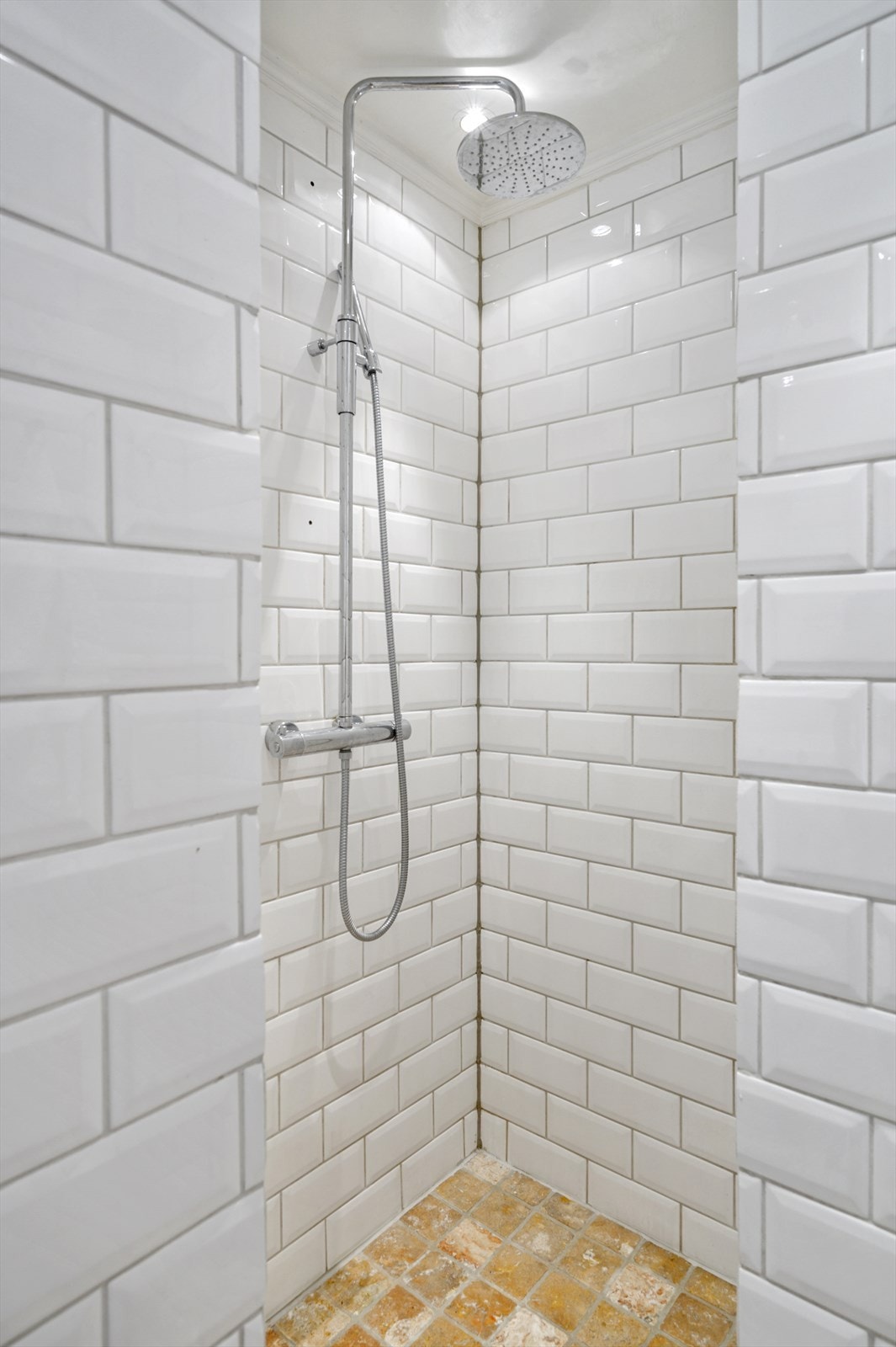 På vegger og gulv er det valgt lekre og tidsriktige fliser. Galleribilde