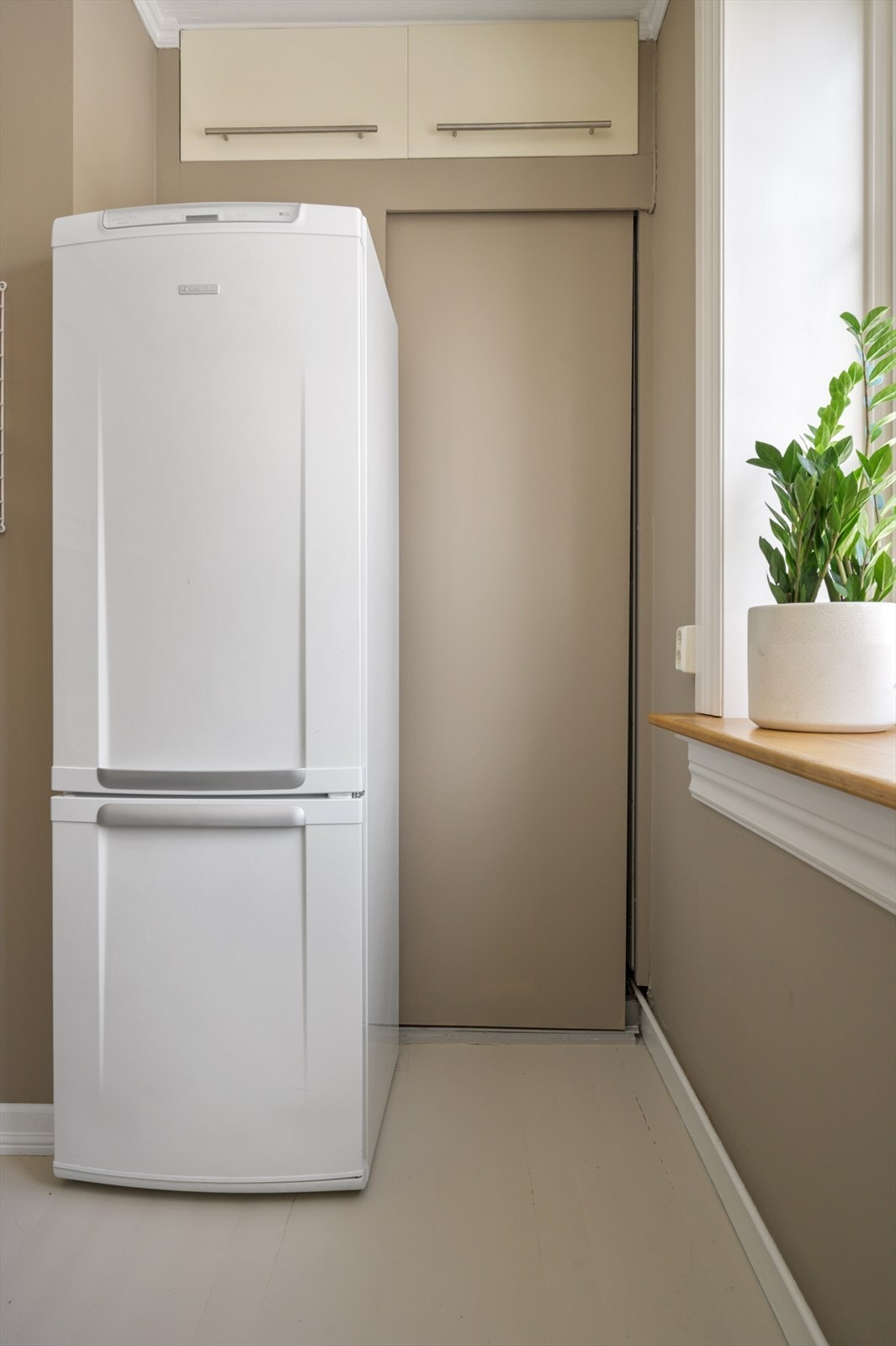 Kjøkkenet er utstyrt med Kjøkkeninnredning med komfyr, ventilator, oppvaskmaskin, mikrobølgeovn og kombiskap. Galleribilde