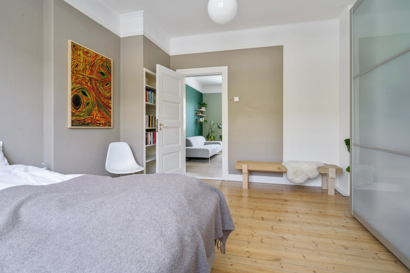 Soverommet er malt i en behagelig og moderne fargetone. Galleribilde