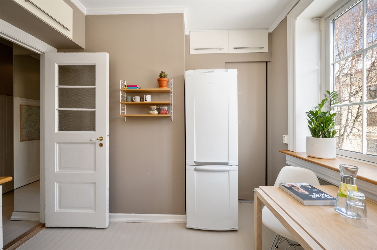 Om man ønsker et ekstra soverom, er det flere av leilighetene med tilsvarende planløsning som har flyttet kjøkkenet ut til stuen, se alternativ planløsning lenger bak. Galleribilde