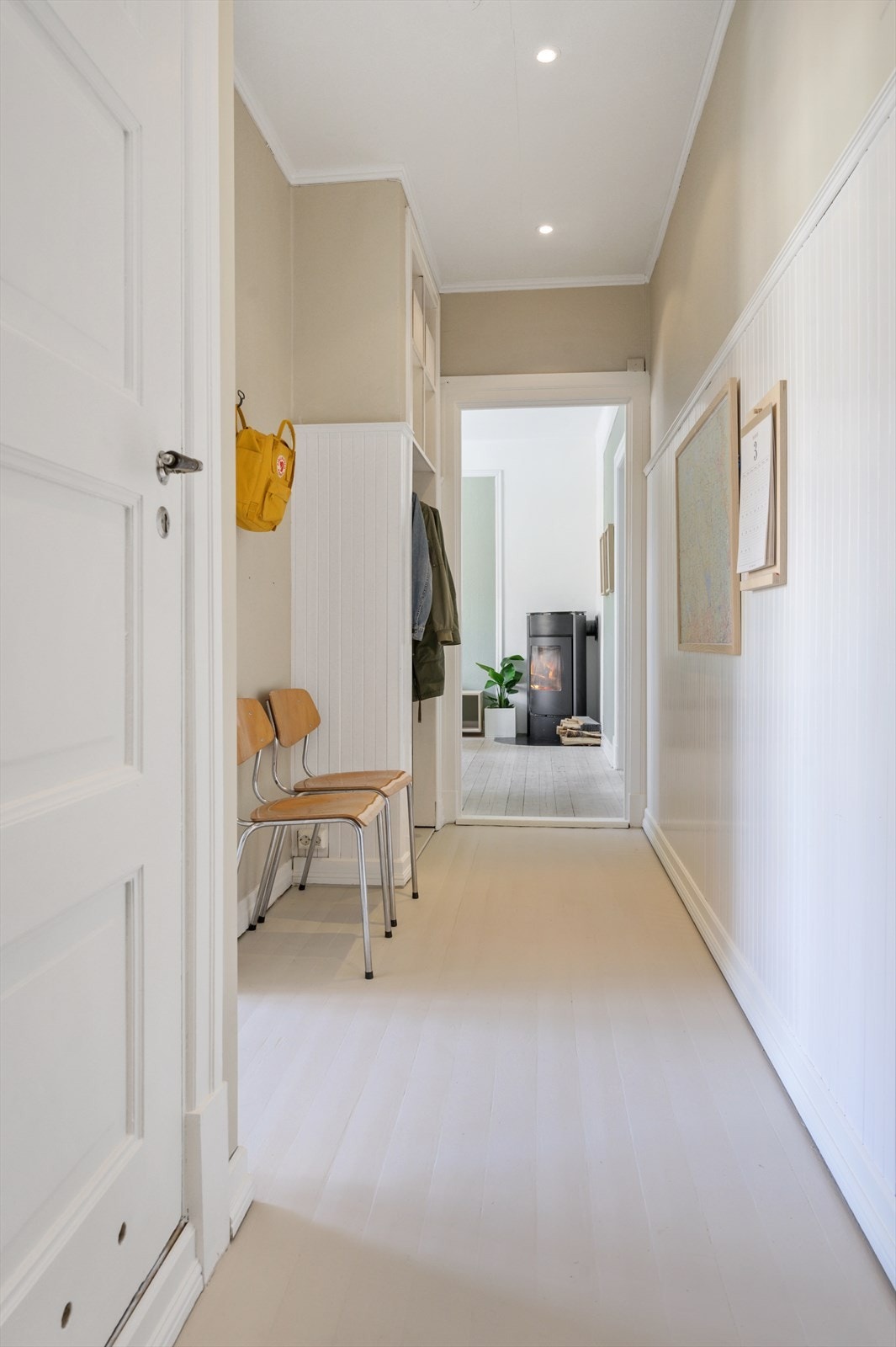 I garderobenisjen er det god plass til å henge fra seg yttertøyet. Det er også anledning til å henge fra seg ved døren. Galleribilde