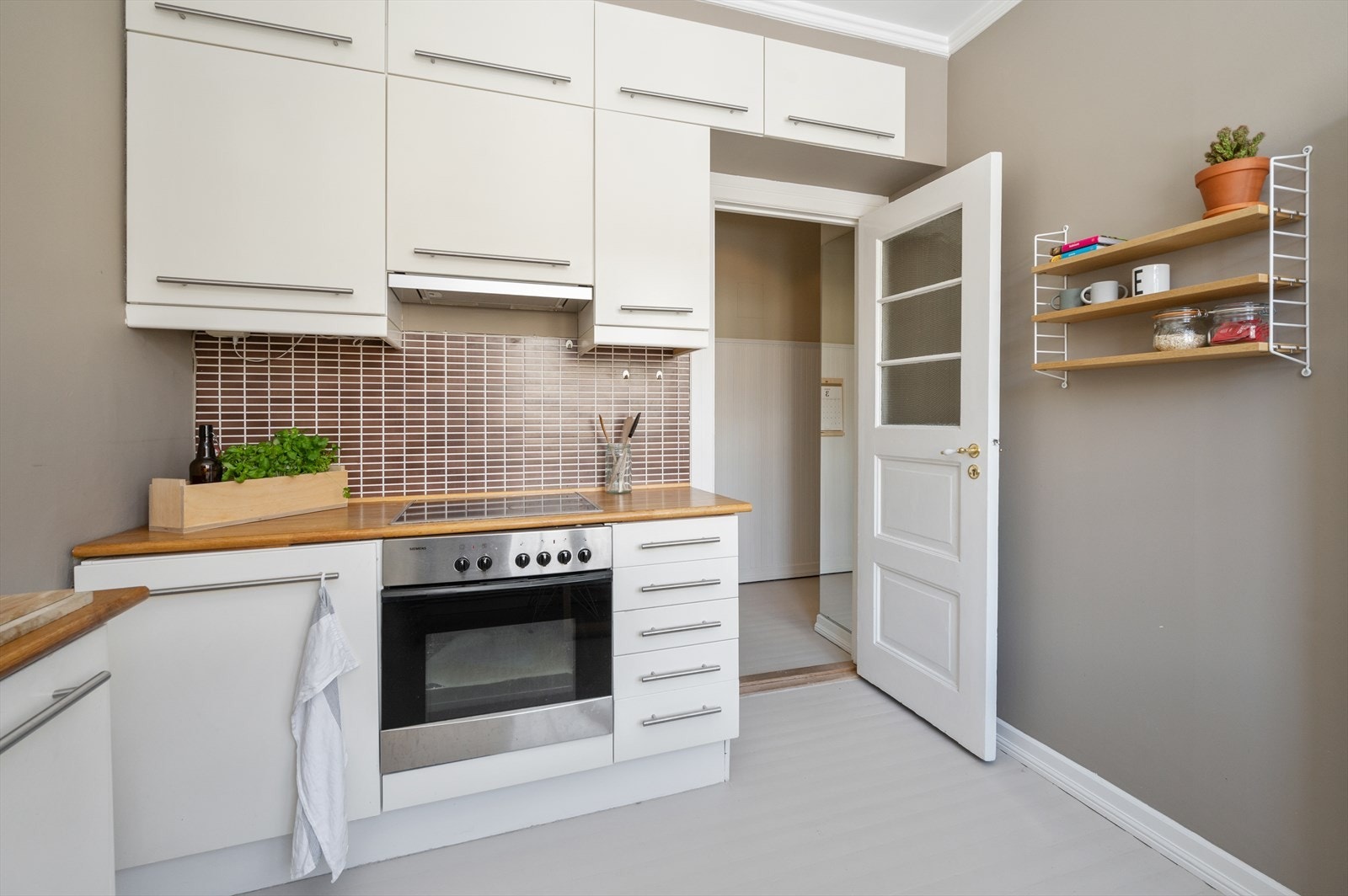 Det separate kjøkkenet har lyse og tidløse fronter med benkeplate i tre. Galleribilde