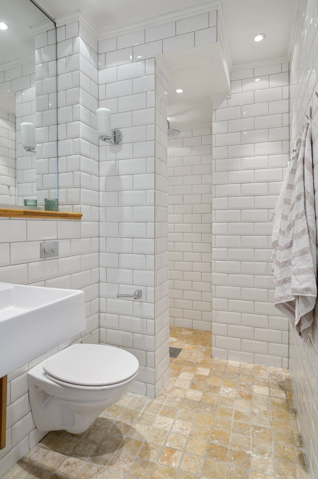 Det delikate badet med varmekabler i gulv og downlights i taket sørger for en god start på morgenen. Galleribilde