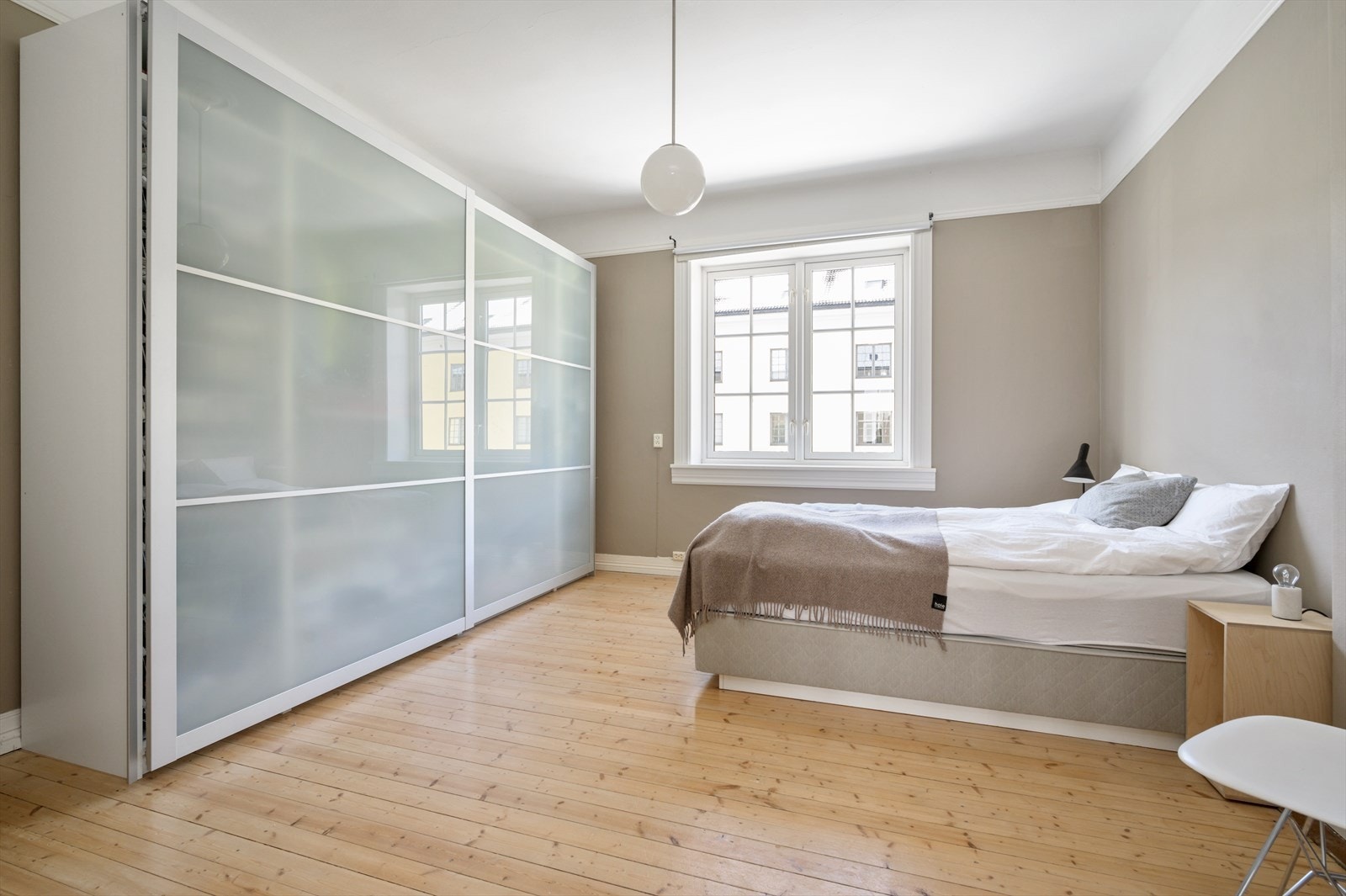 i skyvedørsgarderoben er det godt med oppbevaringsplass. Galleribilde