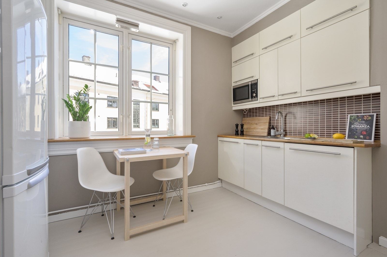 Frokosten kan nytes med hyggelig utsyn ved vinduet. Galleribilde