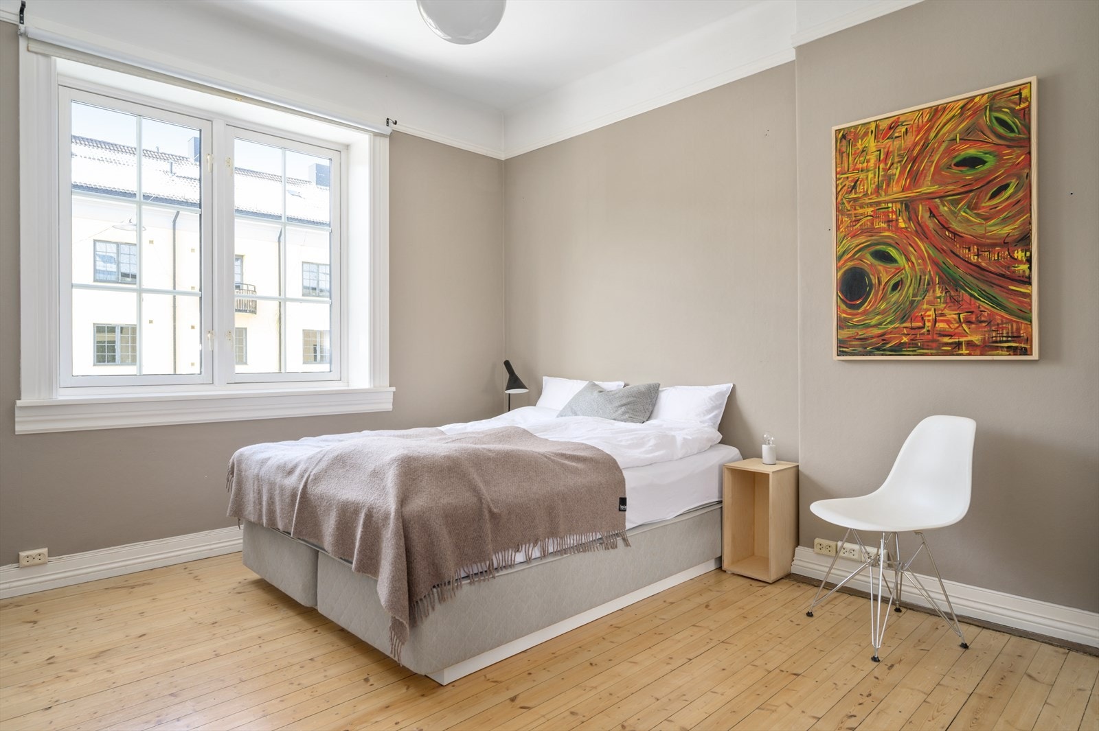 Det er plass til en bred seng med tilhørende nattbord. Galleribilde