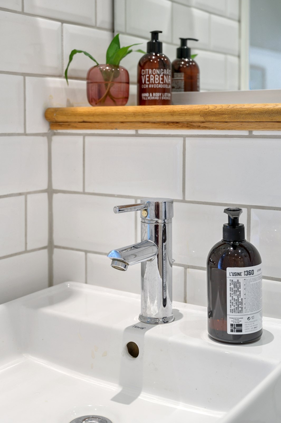 Innredningen består av egen dusjnisje, vegghengt toalett, servant og et stort speil. Galleribilde