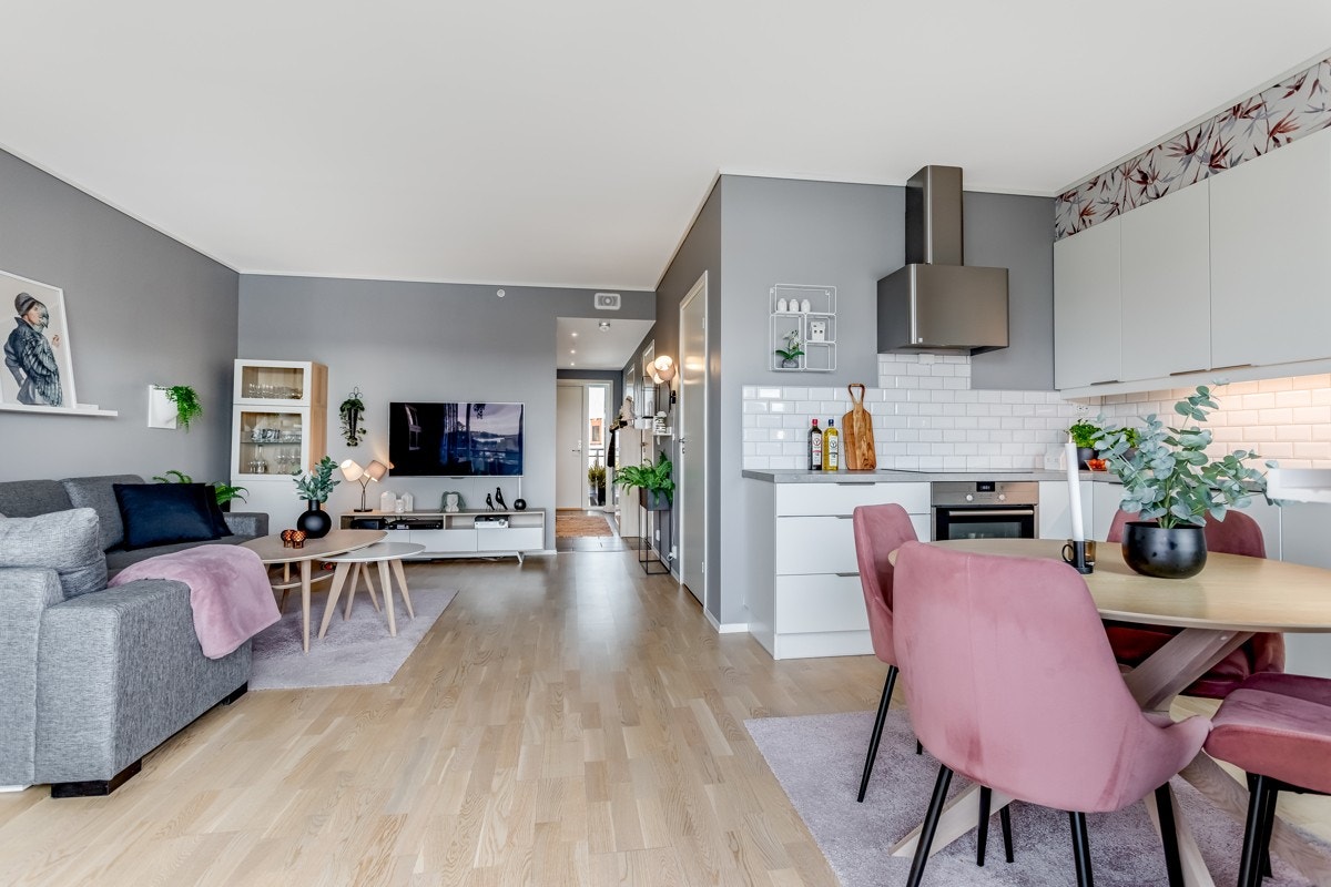 Leiligheten ligger i et veletablert og populært boligområde på Tiller. Det er kort avstand til skoler, barnehager, butikker/kjøpesenter og kollektiv transport.