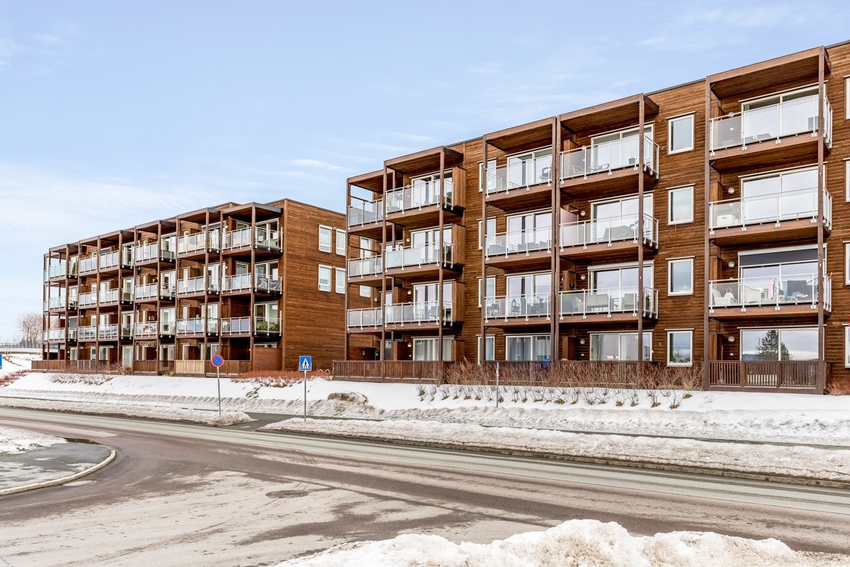 Med leiligheten følger det med parkeringsplass i parkeringskjeller.