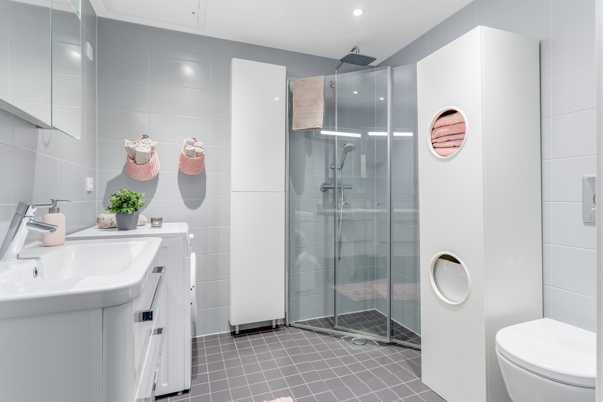 Badet har varme i gulv og det er opplegg for vaskemaskin.