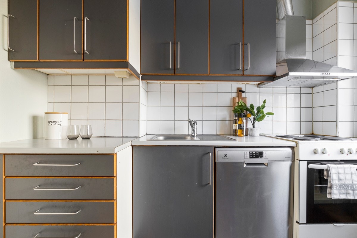 Arbeidskjøkken med fliser over benkt Galleribilde