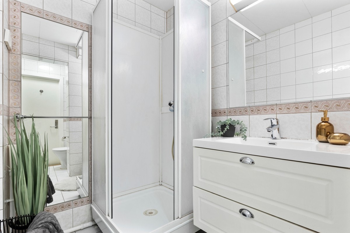 Flislagt bad med dusjkabinett Galleribilde