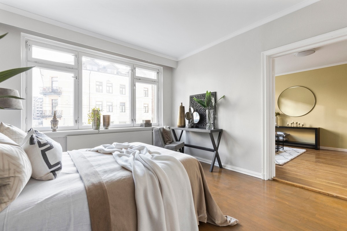 Fra hovedsoverommet er det doble fløydører til stuen Galleribilde