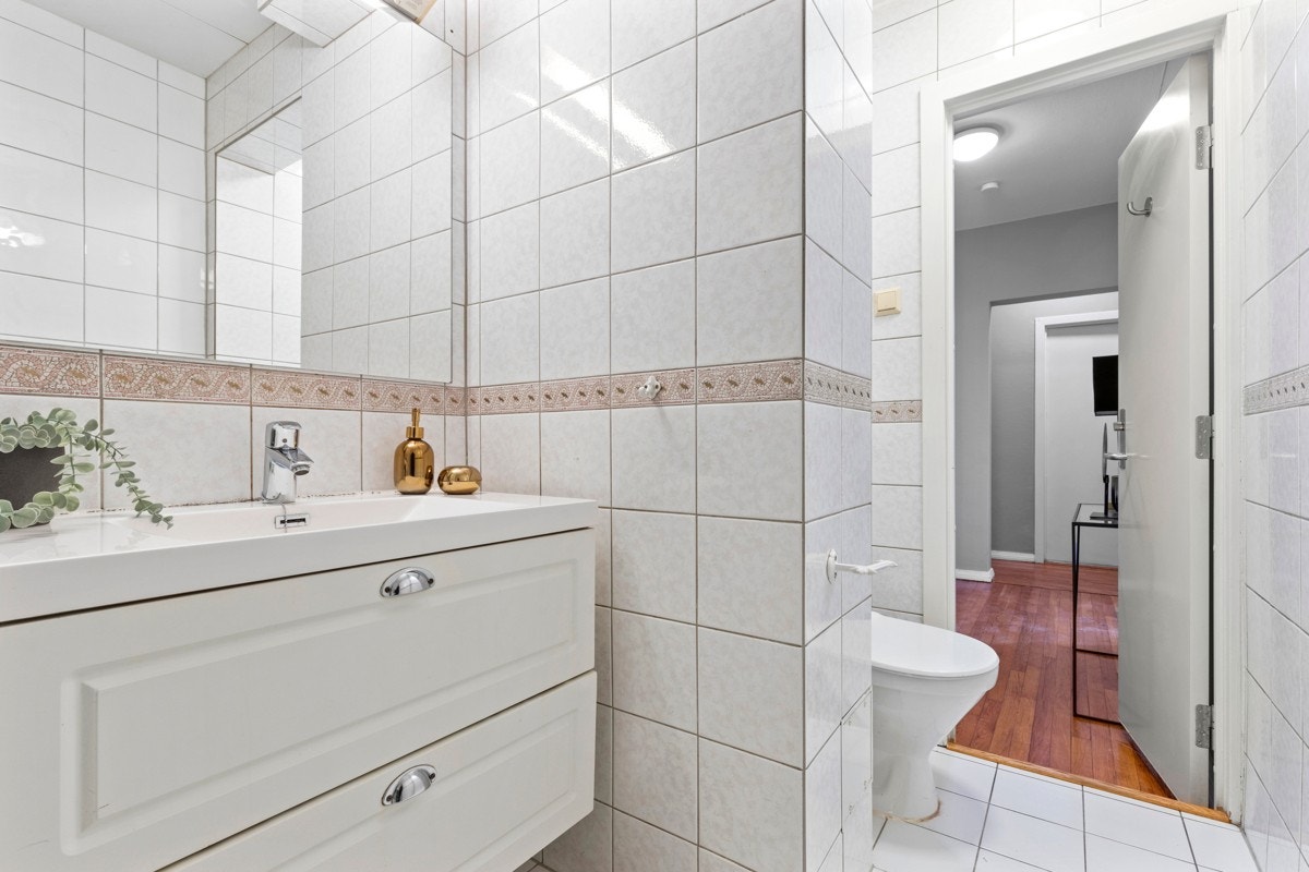 Flislagt bad med delvis separat wc Galleribilde