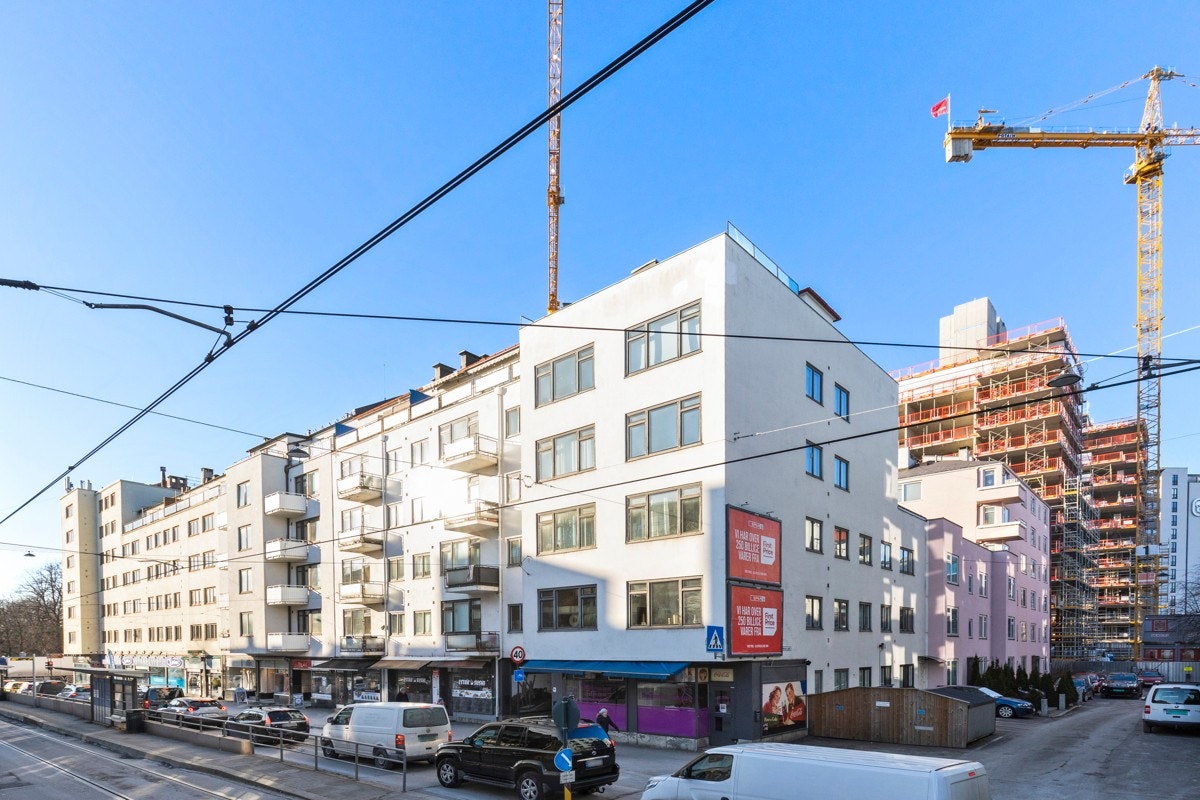 Leiligheten ligger i 2 etg og strekker seg rundt hjørnet Galleribilde