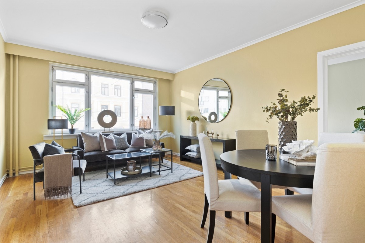 Romslig stue med store vinduer og godt med lys. Galleribilde