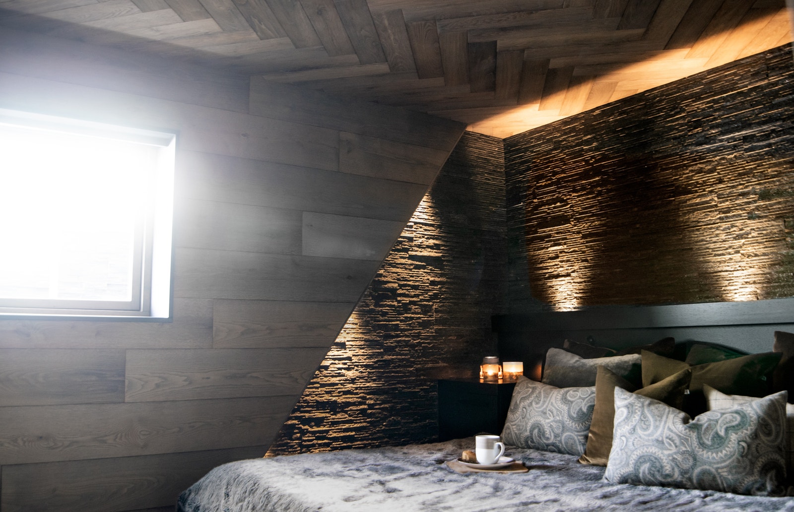 Mastersov med spesiell lyssetting. Integrert lading skjult i nattbordene. Galleribilde