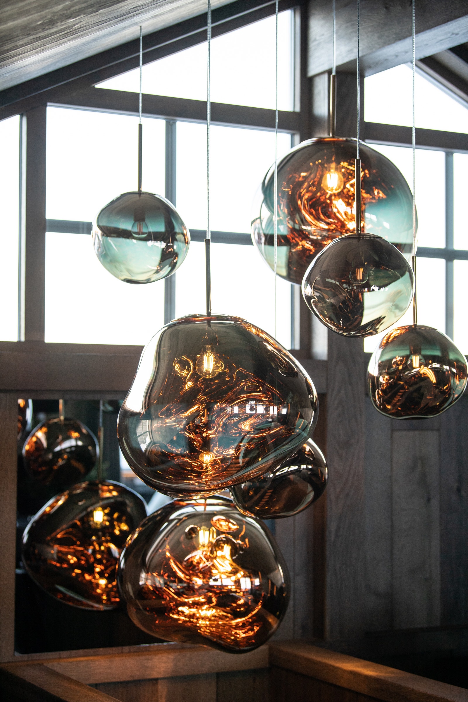 Tom Dixxon lamper over trappen. Galleribilde