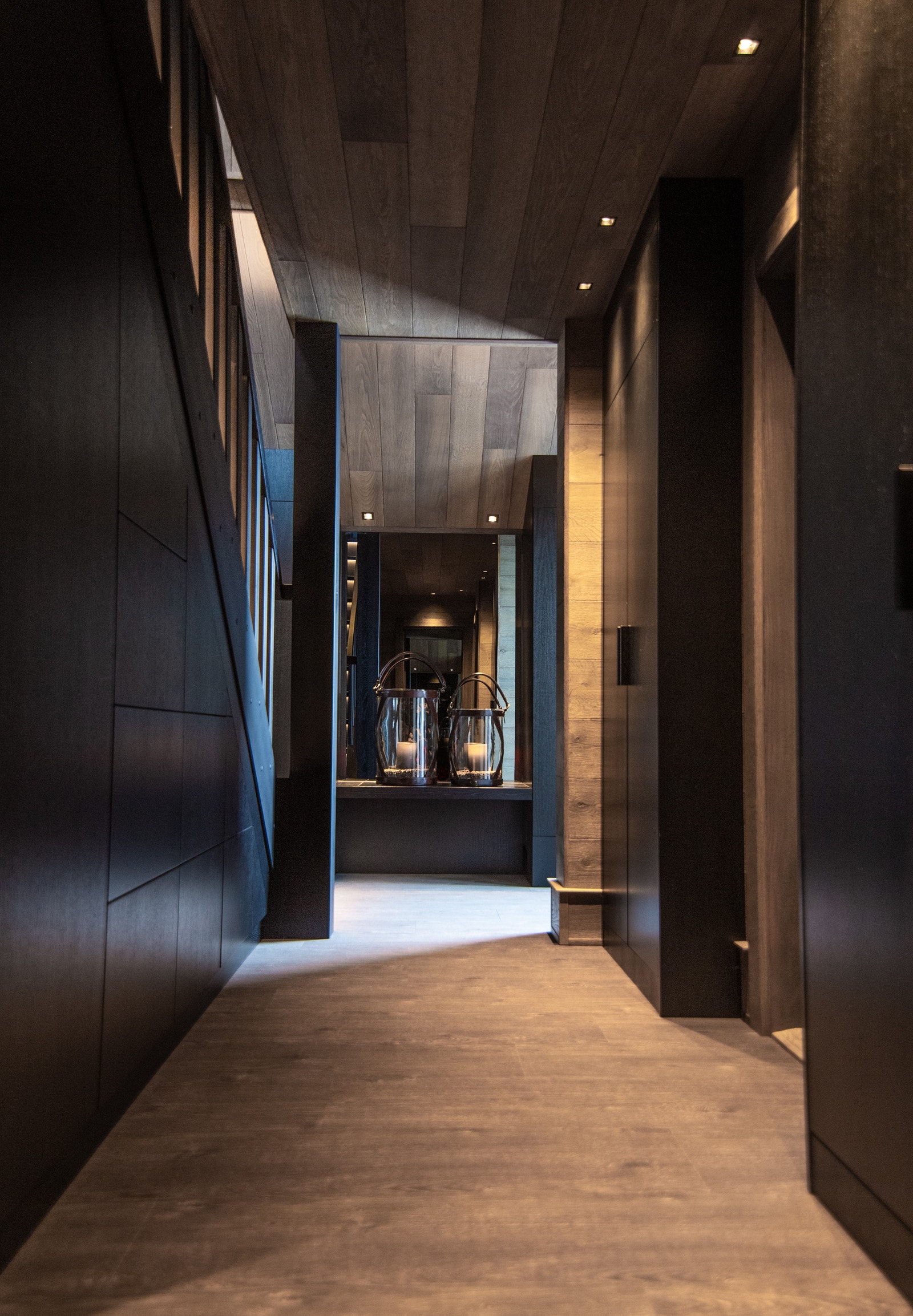 Integrerte skap i hele kjelleren. Galleribilde