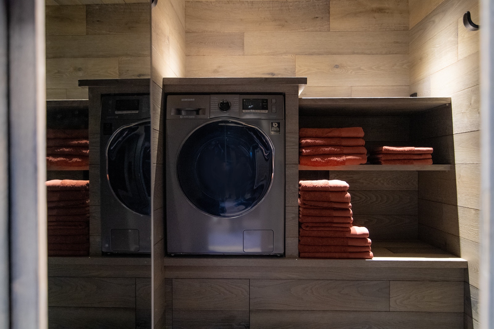 Vaskerom/tørkerom er også plassbygget med samme parkett. Galleribilde