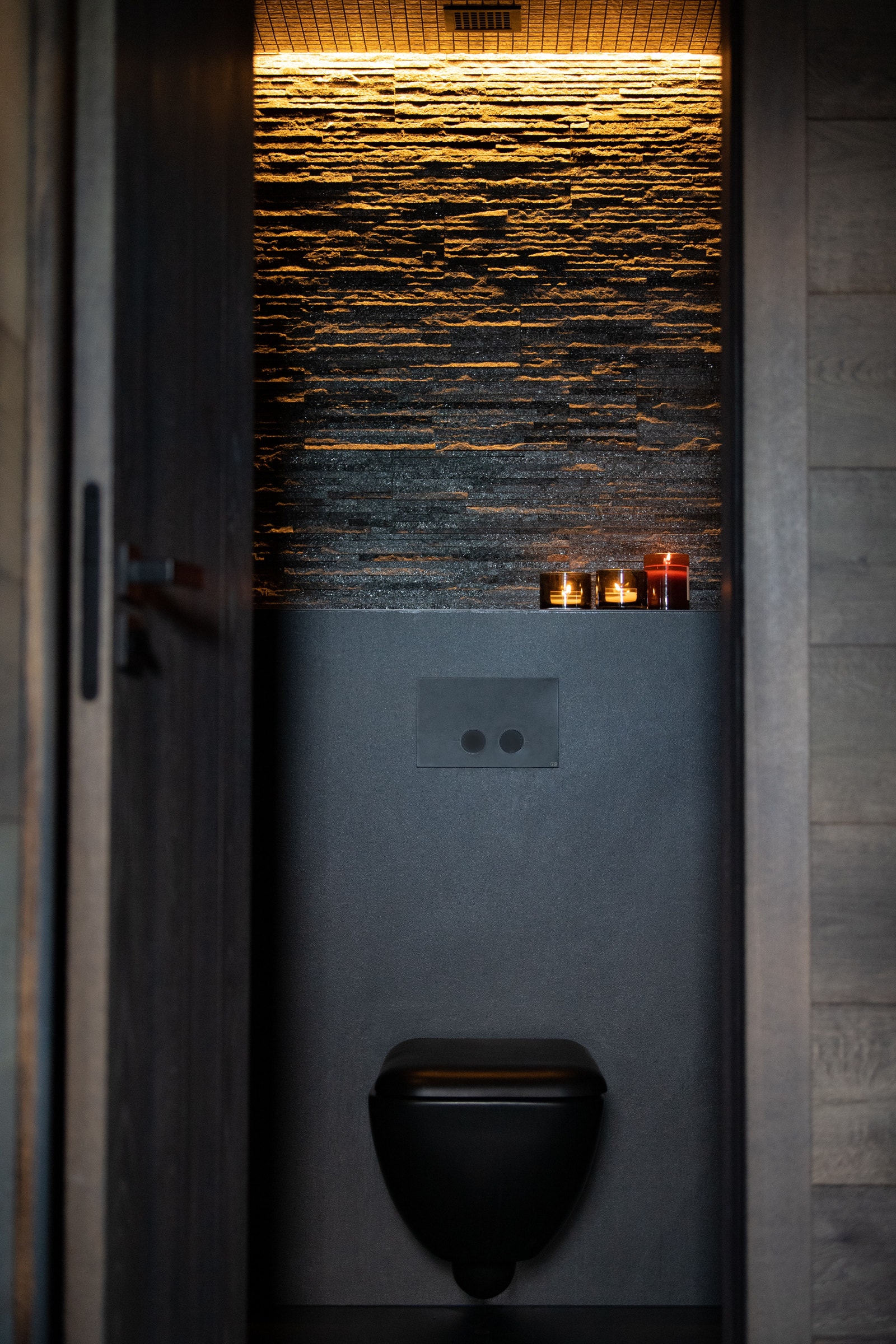 Indirekte og skjult belysning - også på gjestetotalettet. Galleribilde