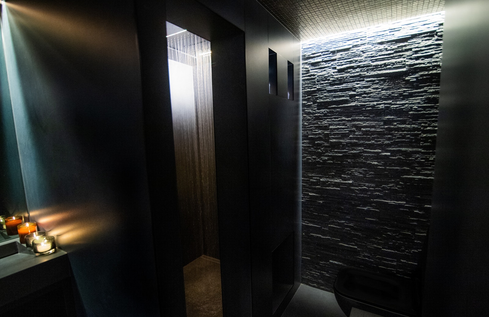 Takdusj integrert i en hel flis. Galleribilde